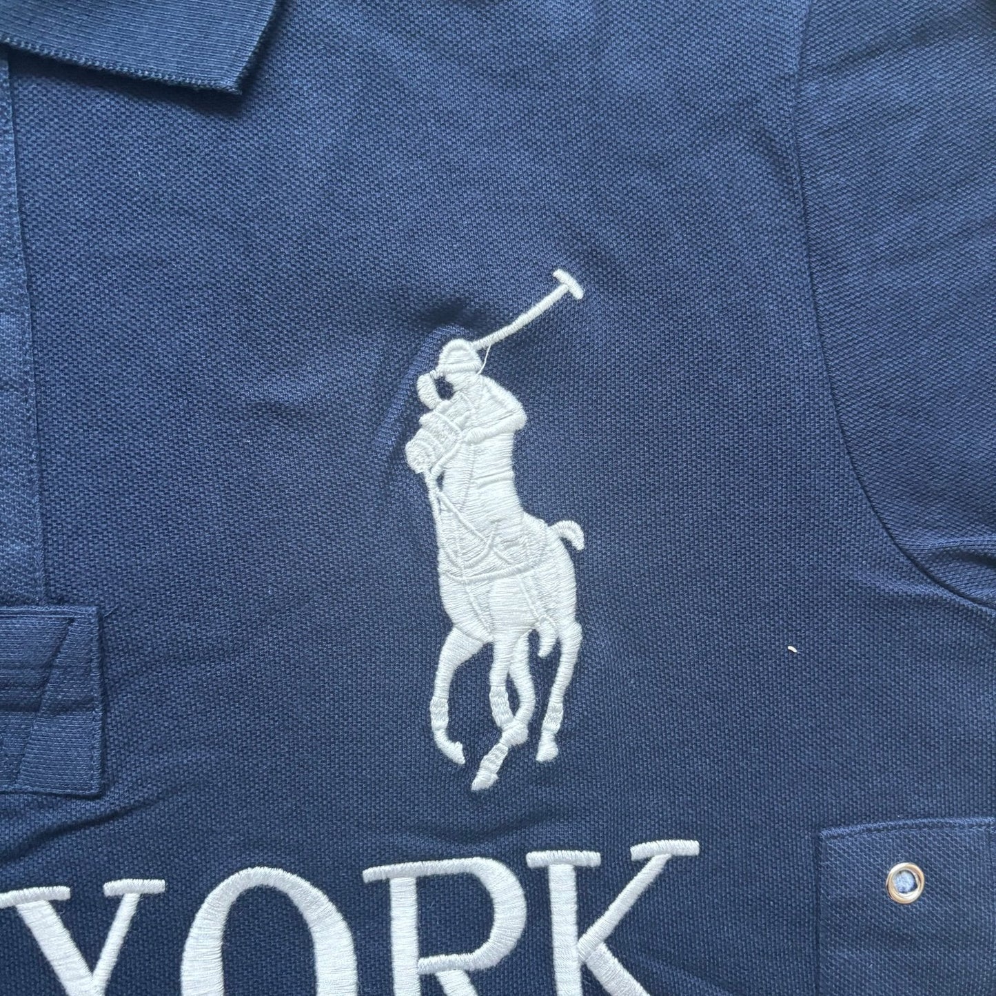 Slim fit polo – dark blue New York design, side profile