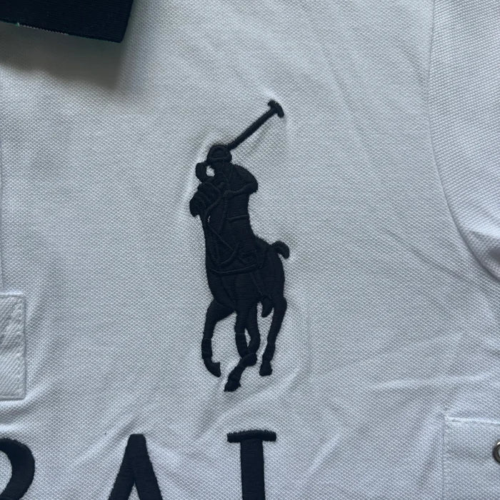 Close-up of white cotton fabric – Dubai polo for warm weather
